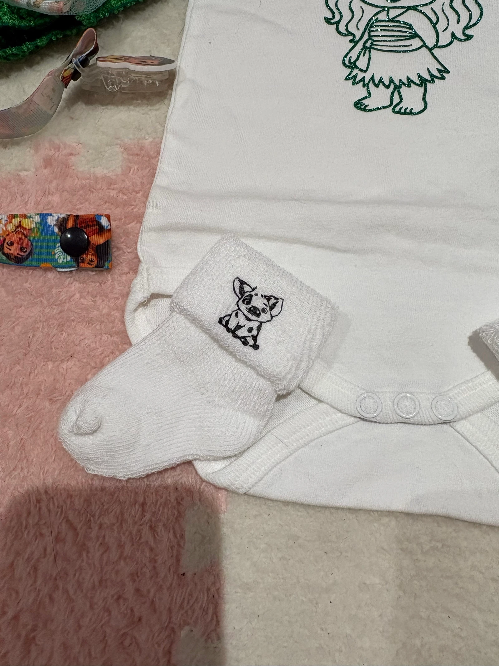 Ensemble bébé Vaiana neuf – Body + bavoir + attache tétine + bandeau + chaussettes – photo 5
